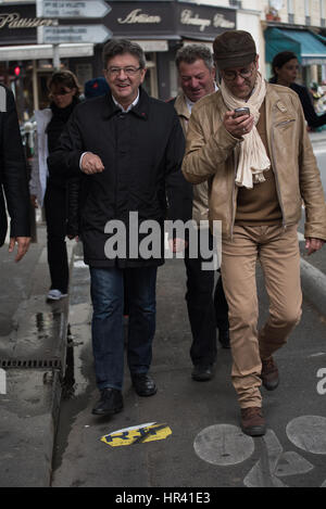 der kurfürstlichen Meeting Place Stalingrad, Jean-Luc Mélenchon mit Mitarbeitern kreuzen rue de paris Stockfoto