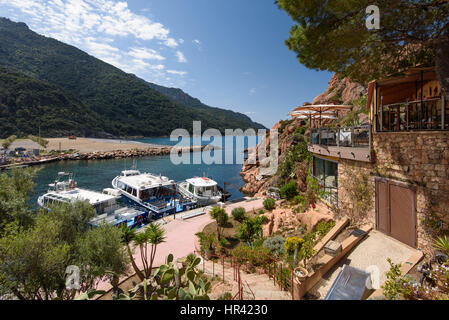 Dorf an der Küste Porto verfügt über einen kleinen Hafen und einen Sandstrand.  Es befindet sich im Zentrum der schönsten Höhepunkte von Korsika. Stockfoto