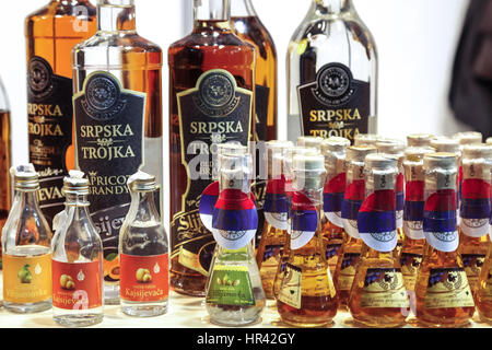 Belgrad, Serbien - 25. Februar 2017: Verschiedene Flaschen Schnaps, in verschiedenen Größen und Geschmacksrichtungen, auf dem Display während der 2017 Belgrad Tourismus Messe Pi Stockfoto