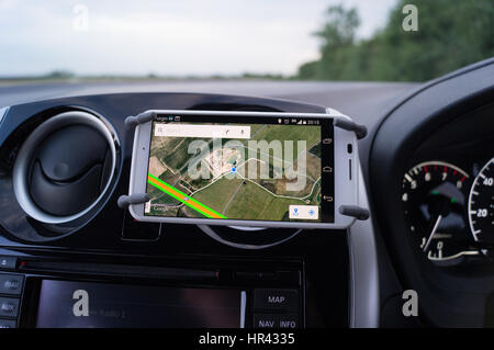 Handy, Smartphone am Lufteinlass montiert Kfz-Halterung. Stockfoto
