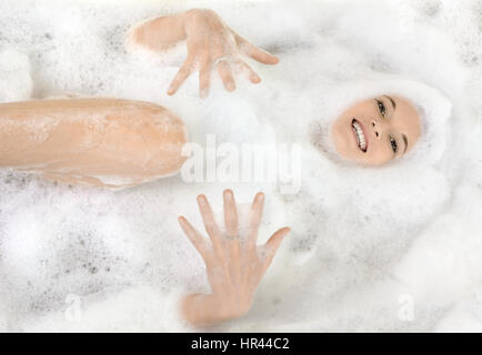 Frau genießen ein entspannendes Bad in ihrer Badewanne Stockfoto