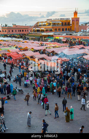 Marrakesch, Marokko.  Stände mit Essen und Menschenmassen in den Platz Djemaa El-Fna. Stockfoto