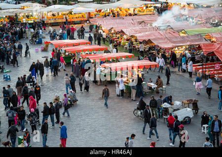 Marrakesch, Marokko. Stände mit Essen und Menschen in den Platz Djemaa El-Fna. Stockfoto