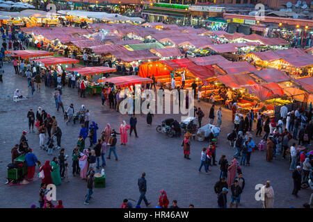 Marrakesch, Marokko. Stände mit Essen und Menschen in den Platz Djemaa El-Fna. Stockfoto