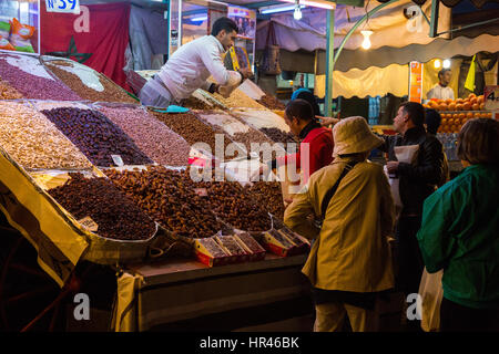 Marrakesch, Marokko.  Anbieter verkaufen Datteln, Feigen und Nüssen, Platz Djemaa El-Fna. Stockfoto