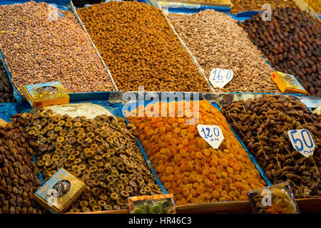 Marrakesch, Marokko.  Getrocknete Feigen, Aprikosen, Datteln und Nüssen zu verkaufen, Platz Djemaa El-Fna.
