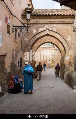 Marrakesch, Marokko.  Straßenszene in der Medina. Stockfoto