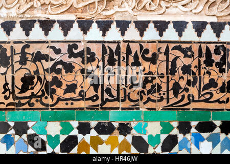 Marrakesch, Marokko.  Fliesen und Stuckverzierungen, Medersa Ben Youssef, 16.. Jahrhundert. Stockfoto