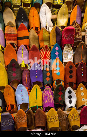 Marrakesch, Marokko.  Ledersandalen und Schuhe zum Verkauf im Souk. Stockfoto