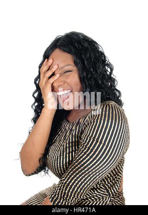 Eine schöne afrikanische amerikanische Frauen lachen von der Unterseite ihres Herzens für weißen Hintergrund isoliert. Stockfoto