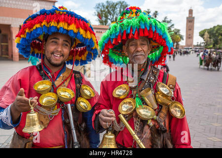 Marrakesch, Marokko.  Zwei Wasser Verkäufer (Guerrab) in den Platz Djemaa El-Fna. Stockfoto