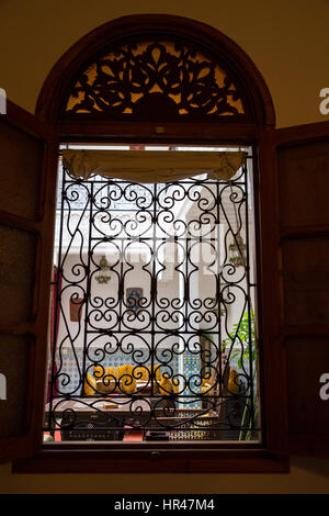 Marrakesch, Marokko.  Blick durch Fenster, Riad Zeitoun El-Kedim. Stockfoto