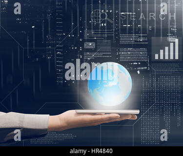Geschäftsmann, Handy in der Hand mit Globus Zukunftstechnologie Hintergrund Stockfoto