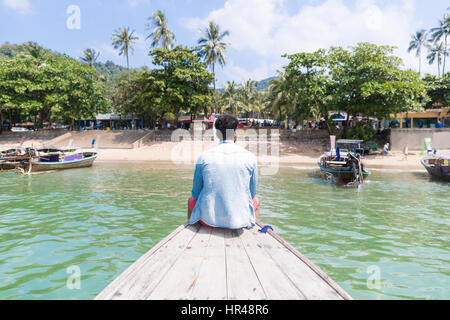 Junge Mann touristische Segel Long Tail Thailand Boot Meer Urlaubsreise Stockfoto