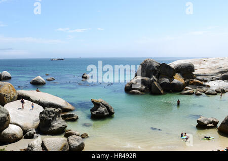 Besucher genießen Sie die Sonne auf den Sandstrand von Felsbrocken in der Kap-Halbinsel in Südafrika. Stockfoto