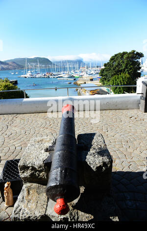 Eine alte Canon bewachen das alte Hafengebiet in Simons Town, Westkap, Südafrika. Stockfoto