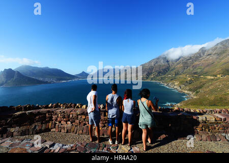 Blick auf Hout Bay von Chapmans Peak Drive in der Nähe von Cape Town, South Africa gesehen. Stockfoto