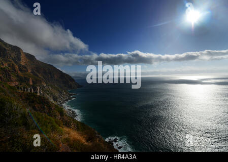 Blick auf Hout Bay von Chapmans Peak Drive in der Nähe von Cape Town, South Africa gesehen. Stockfoto