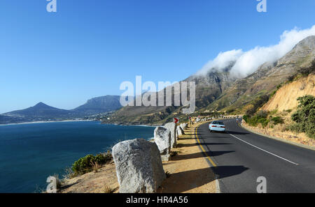 Blick auf Hout Bay von Chapmans Peak Drive in der Nähe von Cape Town, South Africa gesehen. Stockfoto