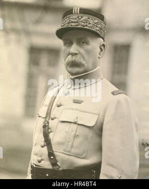 Philippe Pétain war ein französischer Offizier und Politiker, der vor allem für seine Rolle als Führer der Vichy-Regierung während des Zweiten Weltkriegs bekannt war. Er war eine umstrittene Figur in der französischen Geschichte. Stockfoto
