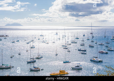 viele Boote vor Anker direkt vor dem Hafen von Gustavia, St Bart Stockfoto