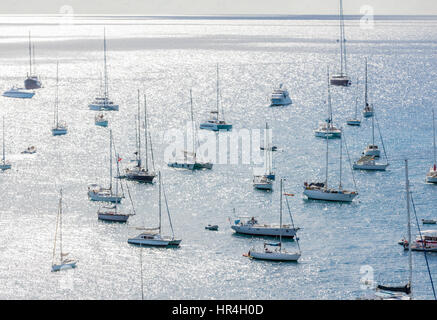 viele Boote vor Anker direkt vor dem Hafen von Gustavia, St Bart Stockfoto