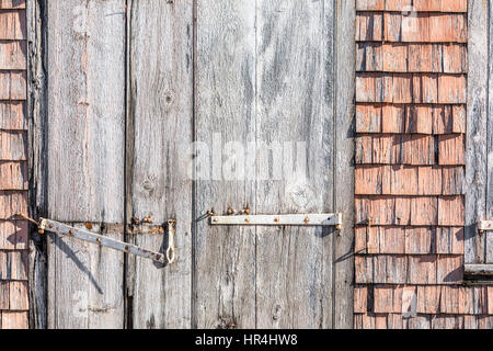 Flügeltür auf einem alten geschichtetes Haus in Gustavia, St Bart Stockfoto