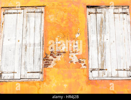 sehr alte Fensterläden auf einem alten St Barts Gebäude in Gustavia Stockfoto