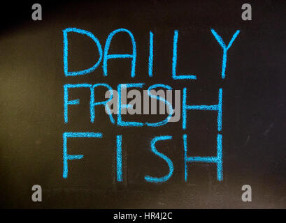 Täglich frische Fische anmelden Kreide geschrieben auf einer Kreidetafel in St. Barts Stockfoto