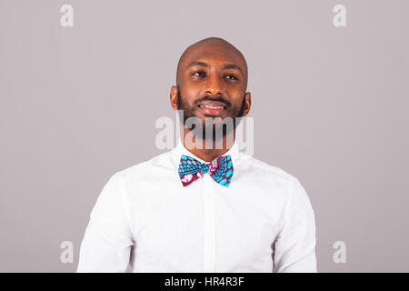 Afroamerikanische junge Mann trägt einen traditionellen Fliege Stockfoto
