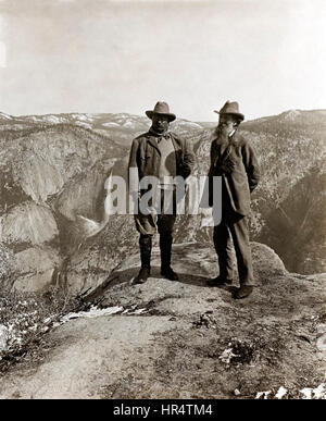 Präsident Theodore Roosevelt (1858-1919) und Naturforscher John Muir (1838-1914) stehend auf Glacier Point im Yosemite Valley, California im Jahr 1903 während einer camping Reise. Muirs Leidenschaft für die Bewahrung der Wildnisgebiete in den USA vermittelt durch seine Schrift über die Entstehung des US National Park Service 1916 beigetragen. Stockfoto