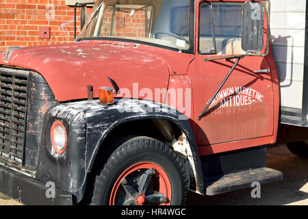 Große LKW außerhalb der ungewöhnlich Markt Antiquitätenladen in der Dallas Design District Stockfoto