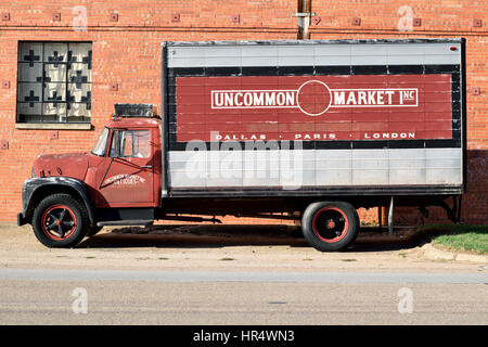 Große LKW außerhalb der ungewöhnlich Markt Antiquitätenladen in der Dallas Design District Stockfoto