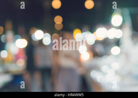 Passanten in der Festival-Event-Party-Nacht und Bokeh unscharfen Hintergrund. Stockfoto