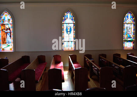 Sonne durch ein Glasfenster auf einer Bank, einer Kleinstadt Evangelisch-methodistische Kirche Stockfoto