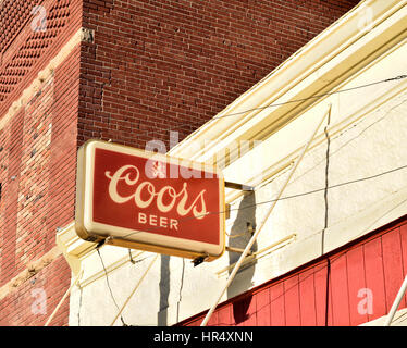 Coors Beer Zeichen auf eine Bar in einer kleinen Stadt Stockfoto