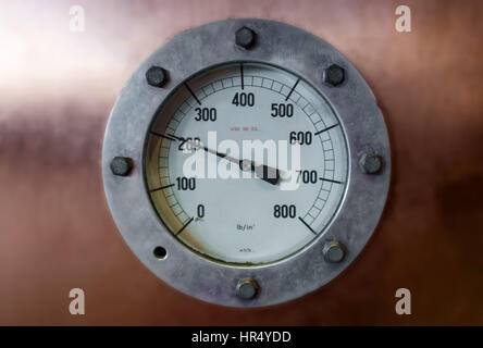 Vintage Manometer auf unscharfen Hintergrund mit Pfeil auf 200 mark Stockfoto