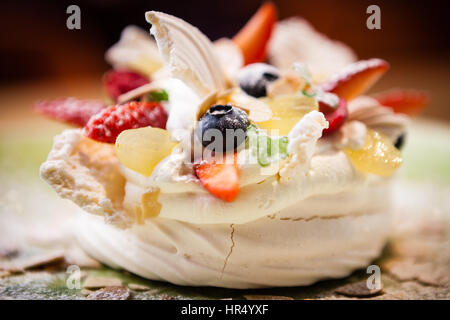 Pavlova, eine hausgemachte Kuchen aus Schichten von Baiser Stockfoto