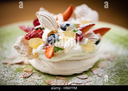 Pavlova, eine hausgemachte Kuchen aus Schichten von Baiser Stockfoto