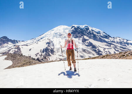 Eine Frau, Wandern auf dem Burroughs Bergweg in Mount Rainier Nationalpark, Washin Gigatonnen, USA. Stockfoto