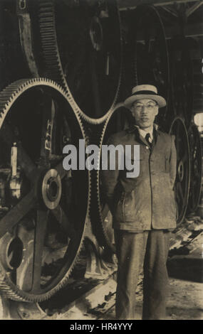 Frühen 1900er Jahren antike Foto eines japanischen Ingenieur und Industriemaschinen mit großen Zahnräder, Ritzel, Zahnräder. Quelle: Unbenanntes Foto in Japan entdeckt. Stockfoto