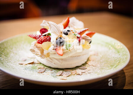 Pavlova, eine hausgemachte Kuchen aus Schichten von Baiser Stockfoto