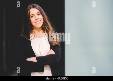 junge authentische Business-Frau in der Stadt für einen Business-trip Stockfoto