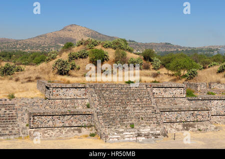 Mexiko, Teotihuacan aztekische Ruinen in der Nähe von Mexiko-Stadt. Das Bild zeigt Gesamtansicht auf der Pyramide in der Nähe die Hauptstraße Stockfoto