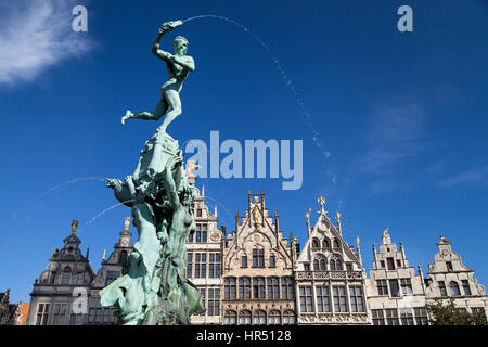 Brabo-Brunnen und Zunfthäuser in Antwerpen, Belgien. Stockfoto