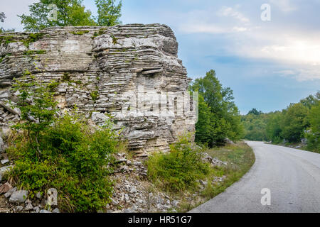 Felsen in der Nähe von Monodendri Dorf bekannt als Steinwald. Zagoria, Epirus, Griechenland Stockfoto