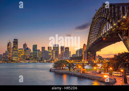 Sydney. Stadtbild Bild von Sydney, Australien mit Harbour Bridge während Sommer Sonnenuntergang. Stockfoto