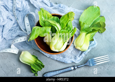 frische Pak Choy in Schüssel geben und auf einem Tisch Stockfoto