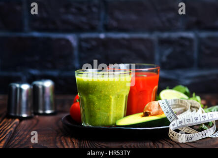 Smoothies im Glas und auf einem Tisch Stockfoto