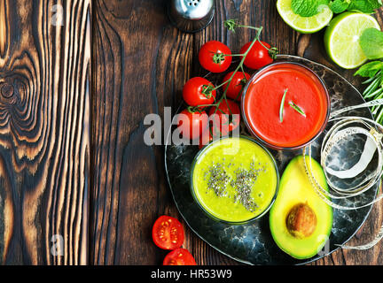 Smoothies im Glas und auf einem Tisch Stockfoto